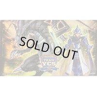 プレイマット『伝説の騎士クリティウス＆クリティウスの牙(TEAMYCS)』【-】{-}《プレイマット》
