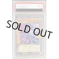 〔PSA10鑑定済〕ブラックマジシャン(7右向杖構え/虹背景)【クォーターセンチュリーシークレット】{QCAC-JP018}《モンスター》