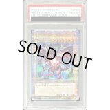 〔PSA10鑑定済〕真紅眼の黒竜(1右向/緑背景)【クォーターセンチュリーシークレット】{QCAC-JP022}《モンスター》