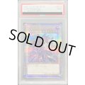 〔PSA9鑑定済〕ブラックマジシャン(7右向杖構え/虹背景)【クォーターセンチュリーシークレット】{QCAC-JP018}《モンスター》