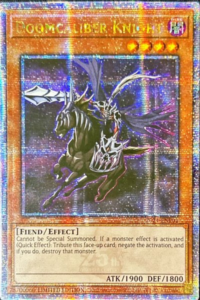 画像1: 〔状態A-〕死霊騎士デスカリバーナイト/DoomcaliberKnight【クォーターセンチュリーシークレット】{2024-ENP01}《モンスター》 (1)