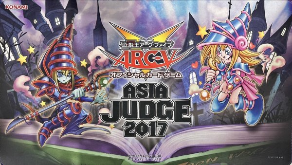 画像1: 〔状態A-〕プレイマット『トゥーンブラックマジシャンガール&トゥーンブラックマジシャン(ASIAJUDGE2017)』【-】{-}《プレイマット》 (1)